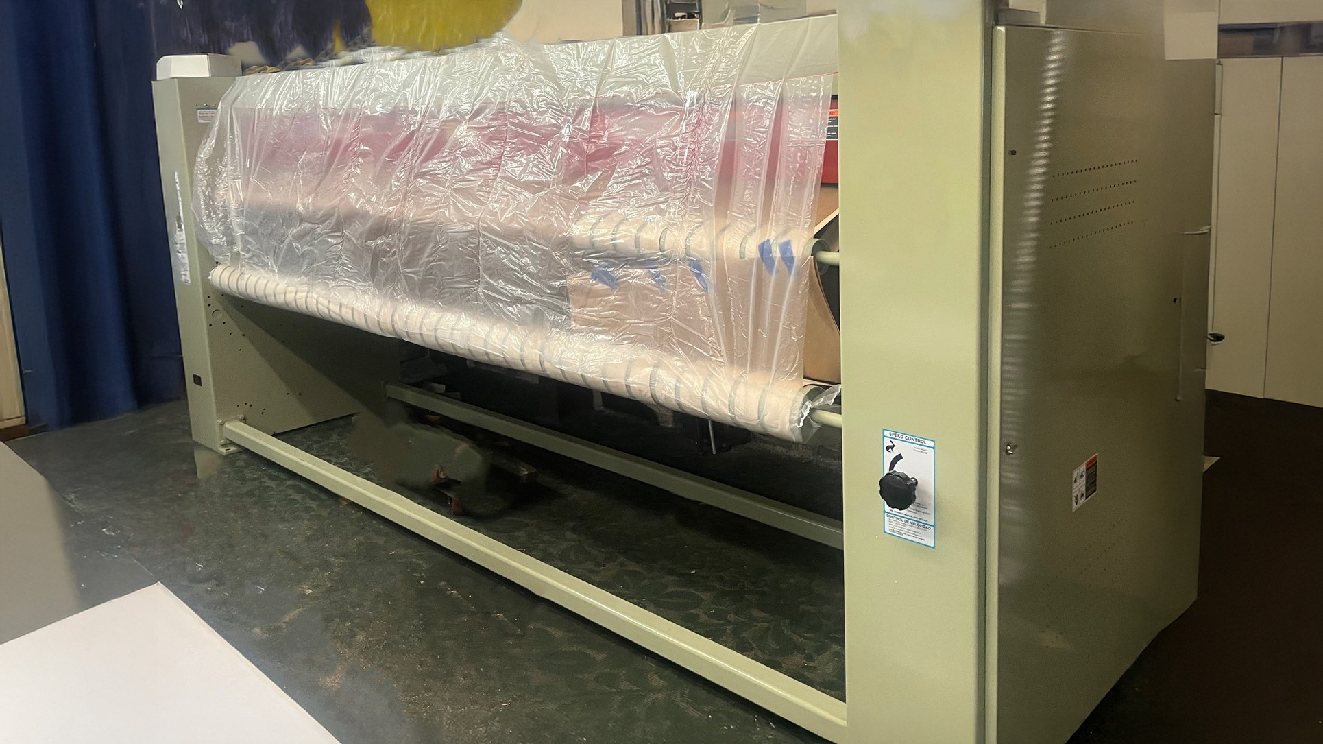 Industrial laundry pressing equipment